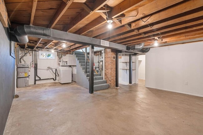 Building Photo - Adorable 2-bdrm/1-bath mid-century modern. Private backyard, sauna, washer/dryer, & more!