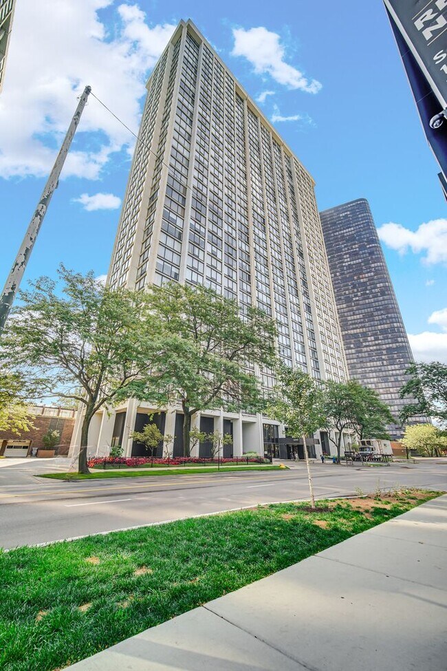 Building Photo - 5445 Edgewater Plaza