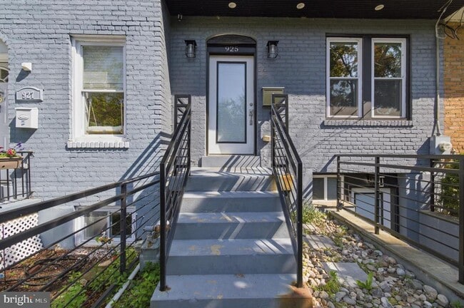 Building Photo - 925 Delafield Pl NW