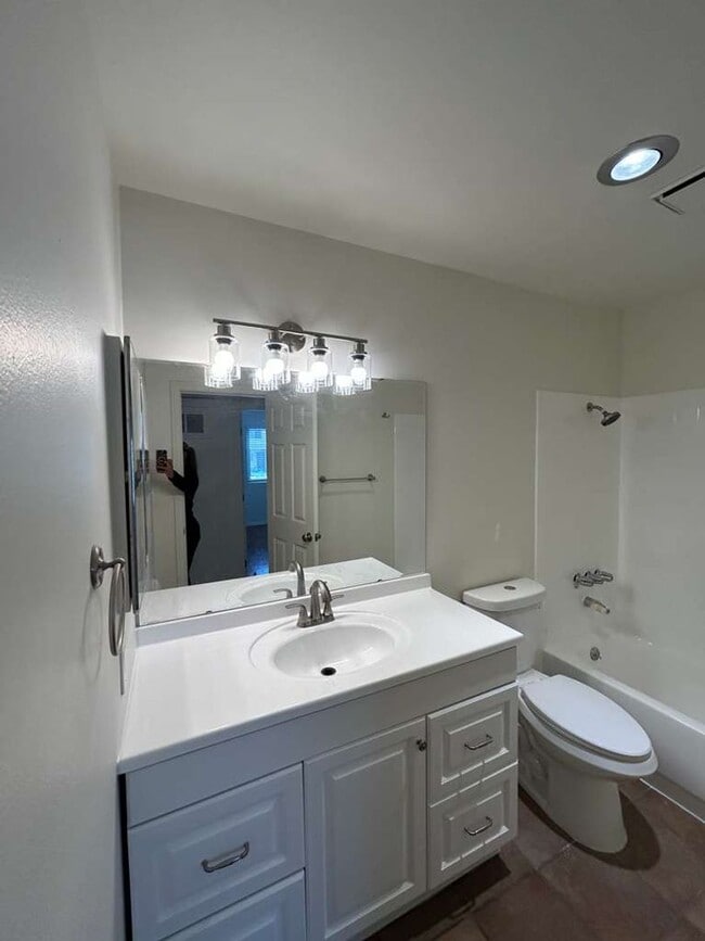 Building Photo - Upgraded 2 Bedroom 2 Bath Condo, Available Now!