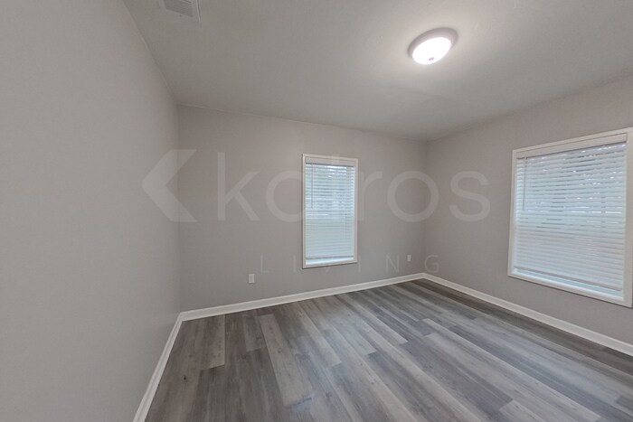 Building Photo - 230 E Colonial Dr