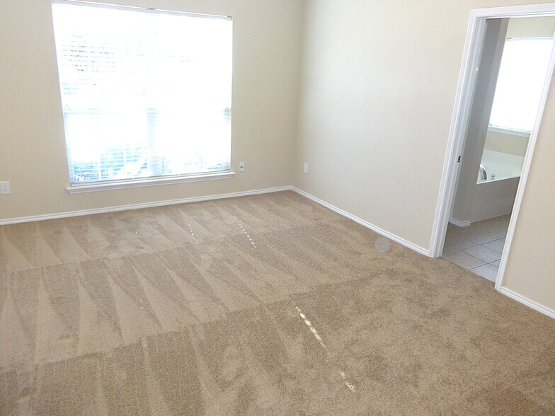Building Photo - 2101 Harvester Dr