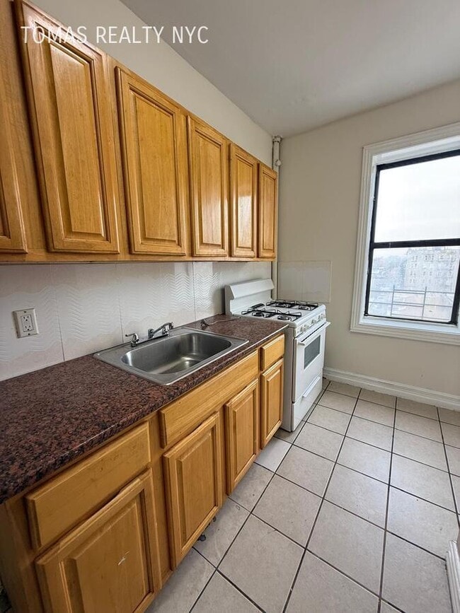 Building Photo - 710 E 235th St