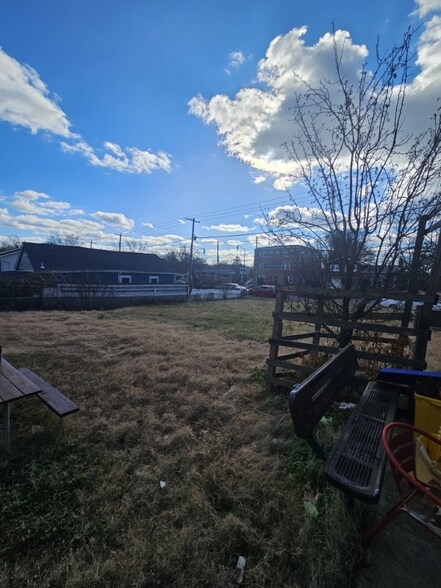 Building Photo - 809 Eastern Ave NE