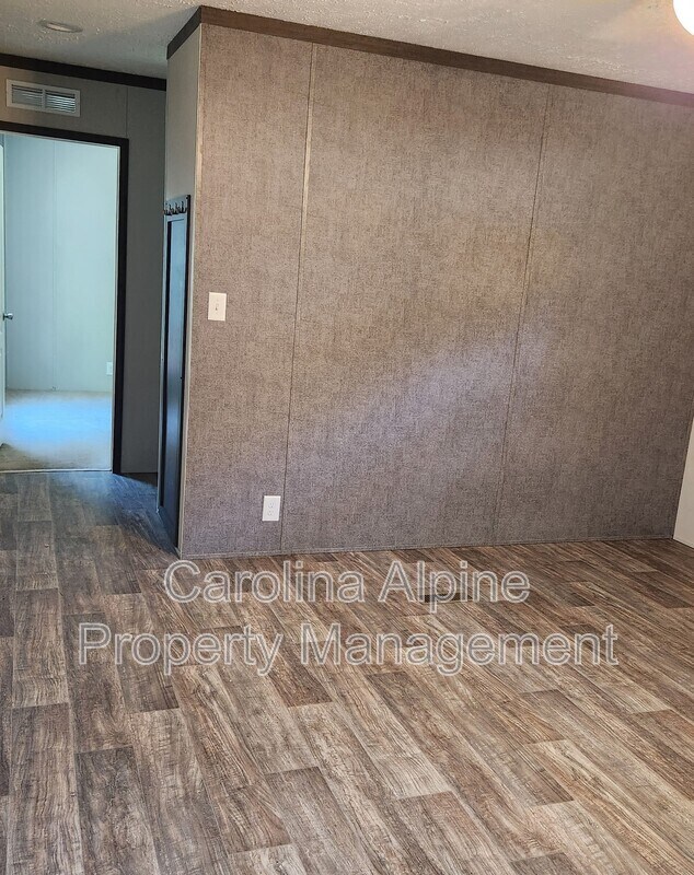 Building Photo - 220 Starling Ln