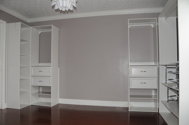 Building Photo - 4705 Athalia Dr