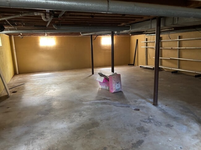 Building Photo - 833 Clearwater Ave