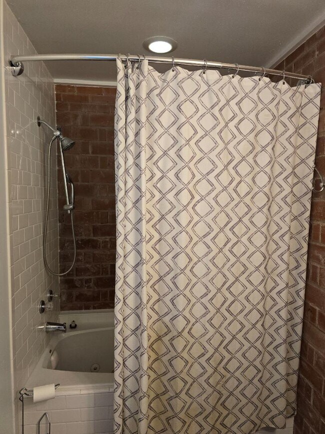 Building Photo - 1916 W Cambridge Ave