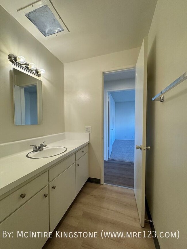 Building Photo - A Beautifully Renovated 2BD 1BA Apartment ...