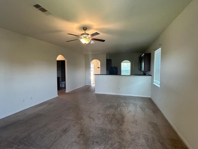 Building Photo - 220 Elm Patch Dr