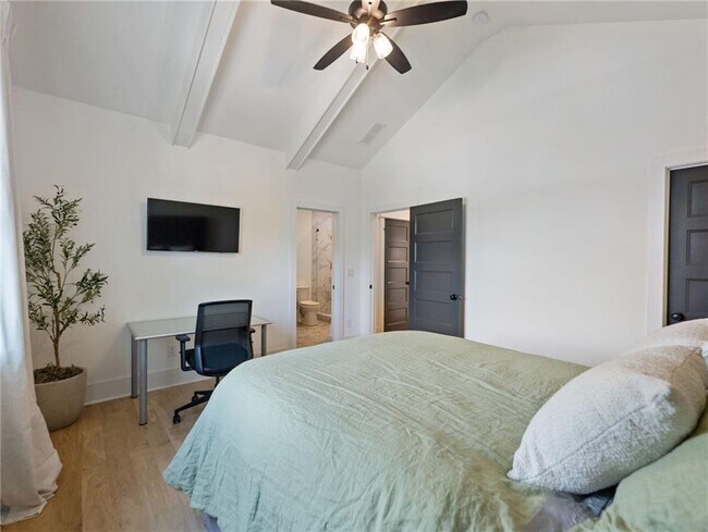 Building Photo - 566 Versailles Dr