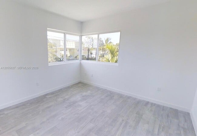 Building Photo - 321 S Shore Dr