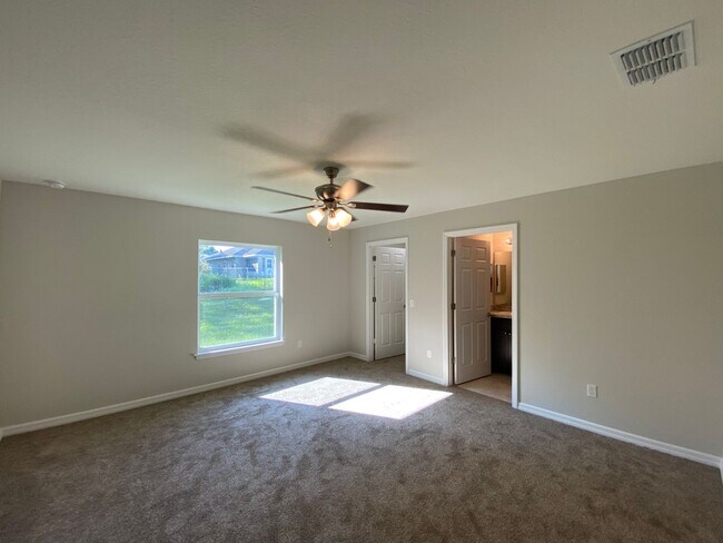 Building Photo - Custom Home - Desirable SE Ocala Neighborhood 3/2/2 **Won't Last**