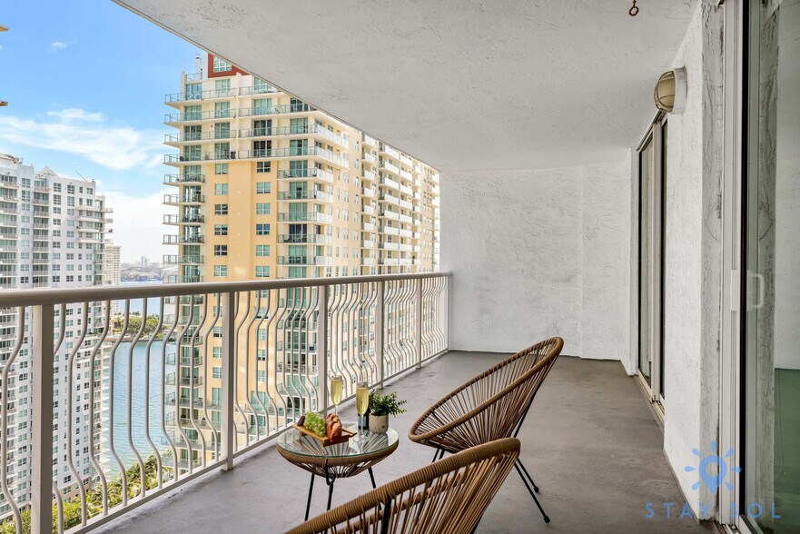 Building Photo - 1200 Brickell Bay Dr