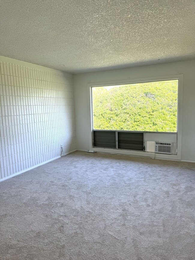 Building Photo - Koko Isle Circle - 3 bedroom, 2 full bath, 1 half bath with two car carport