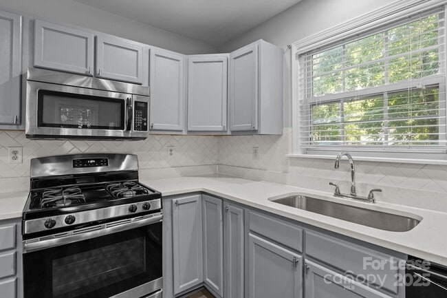Building Photo - 10660 Holly Ridge Blvd