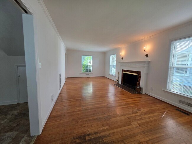 Building Photo - Larchmont