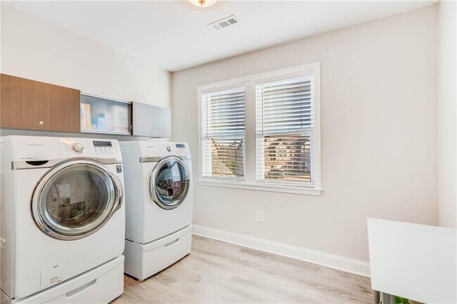 Building Photo - 1855 Kingsbury Dr