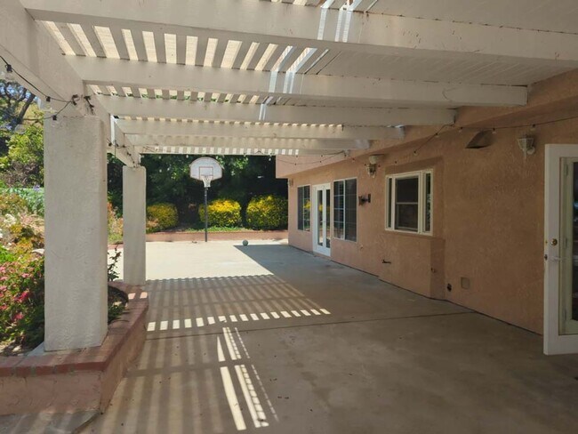 Building Photo - Beautiful and Spacious 4 Bed, 3 Bath Home ...