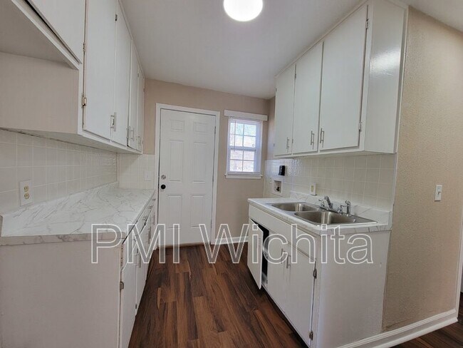 Building Photo - 2557 N Park Pl