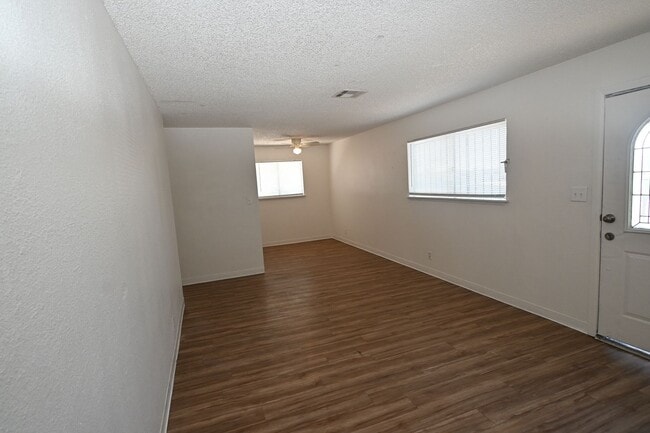 Building Photo - 2301 Stewart Ave #C C