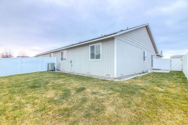 Building Photo - 1004 S 90th Ave