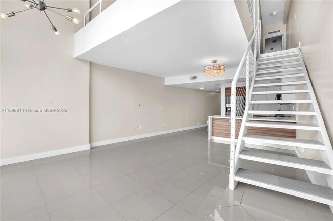 Building Photo - 2000 Bay Dr