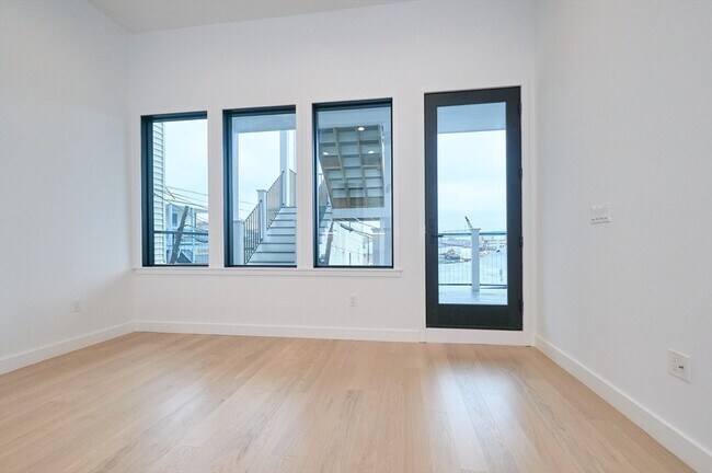Building Photo - 360 Meridian St