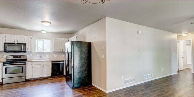 Building Photo - 747 Ponderosa Dr
