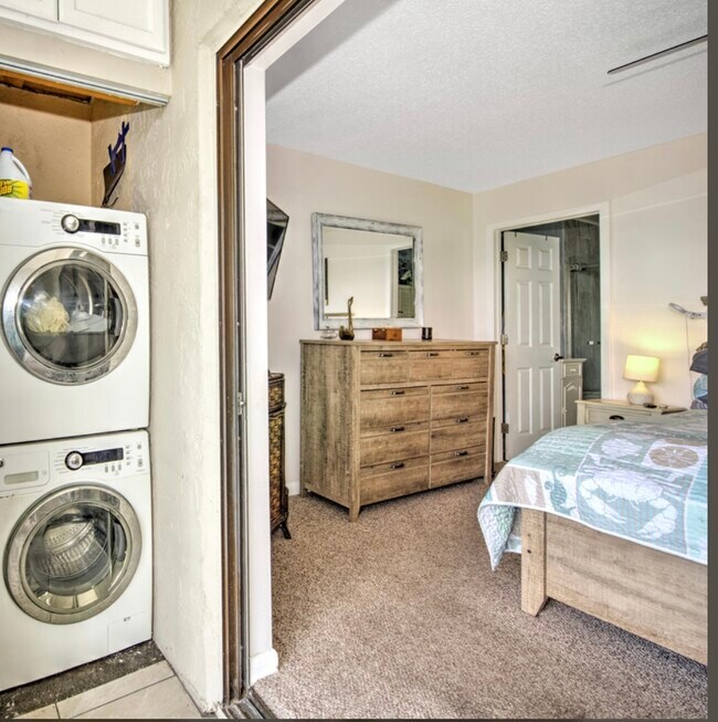 Building Photo - 4803 SW Santa Barbara Ct