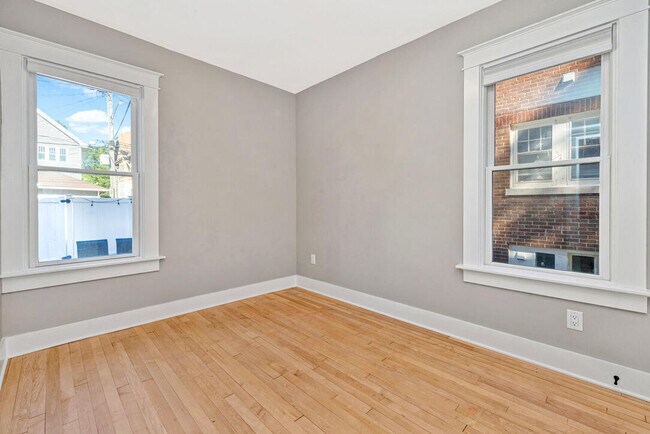 Building Photo - 3909 N Farwell Ave
