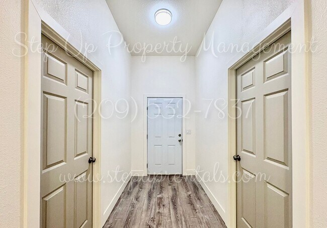 Building Photo - 18669 Pine St