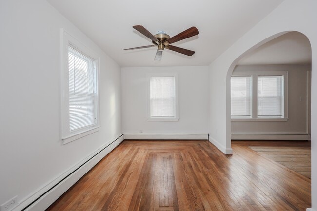 Building Photo - 154 Manning St