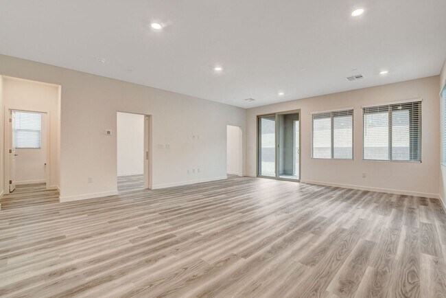 Building Photo - Spacious 3-Bed Summerlin Home with Den, Lo...
