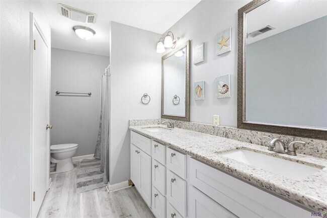 Building Photo - Beautiful 3BR/2BA Home with Sunroom, Formal Dining & Large Backyard
