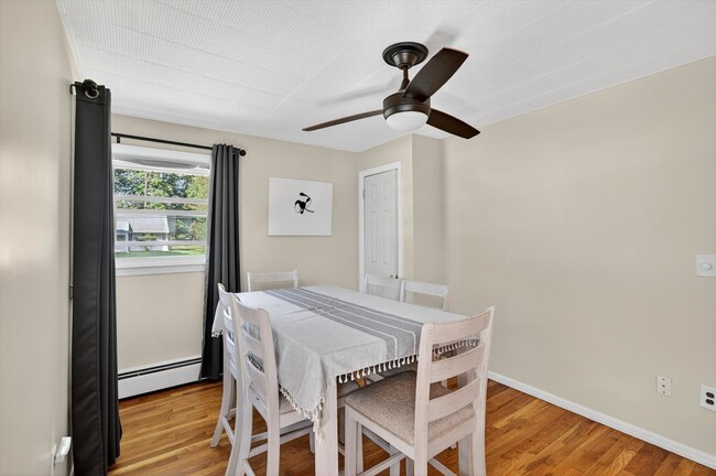Building Photo - Spacious 4 BR/2BA home corner-lot in Warwi...