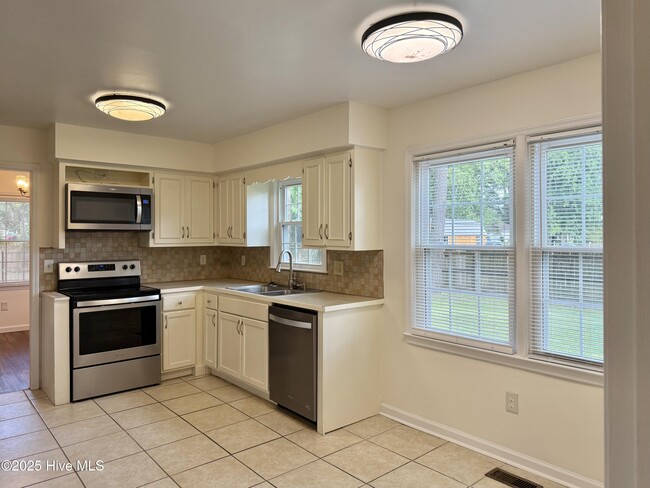 Building Photo - 502 Plantation Dr