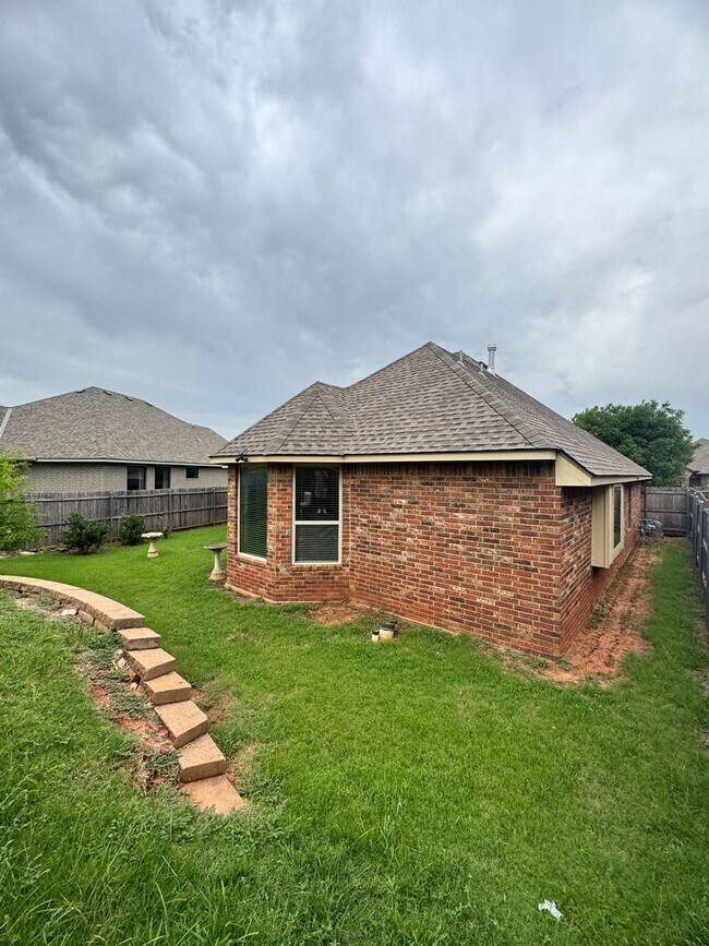 Building Photo - 3 Bed 2 Bath in Edmond!