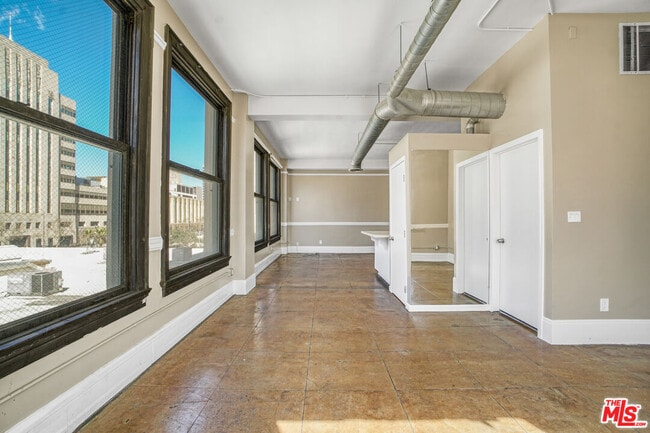 Building Photo - 108 W 2nd St