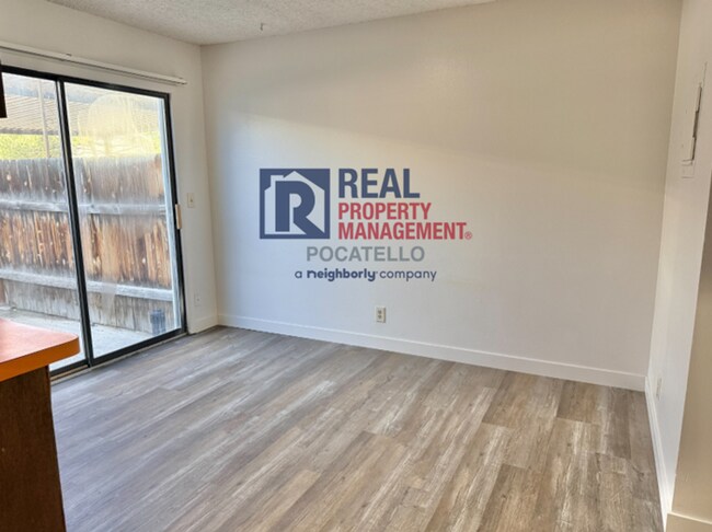 Building Photo - 3 bedroom 1.5 bath townhouse - 2 car carport