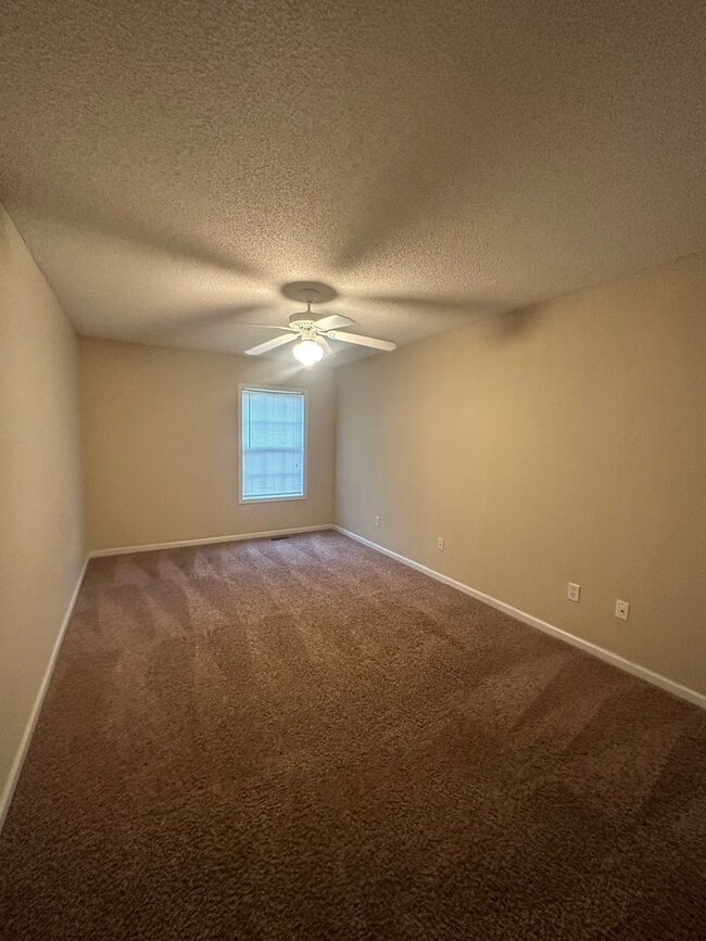 Building Photo - Dunwoody Subdivision - End Unit!  EXTRA PARKING!