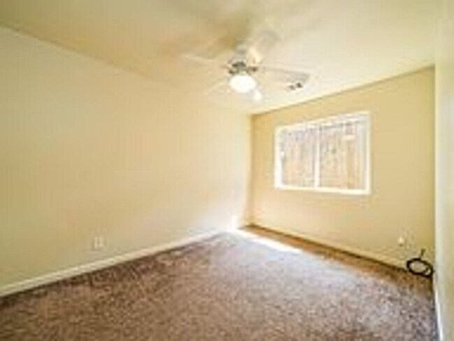 Building Photo - Cute 3 bedroom/2 bath downtown home!
