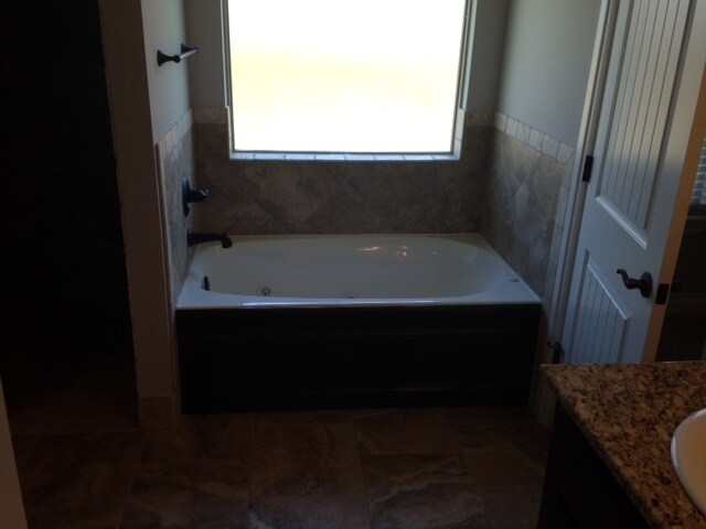 Building Photo - Edmond Schools + Kelly Lake Estates + 4 bedrooms + Community Pool