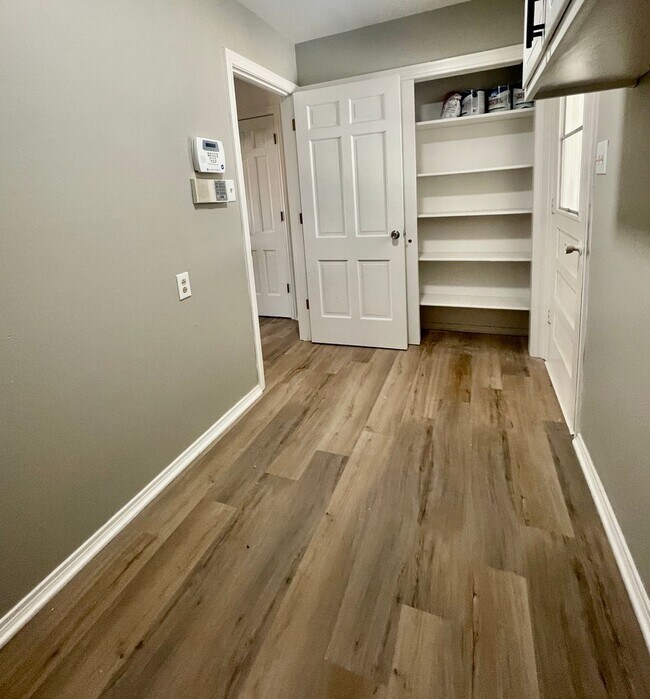 Building Photo - Gorgeous! Completely Remodeled 3/2/2 in Bayless with Washer/Dryer and Fridge!