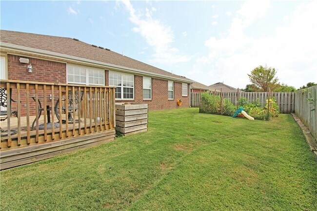 Building Photo - 3803 SW Surrey Ave