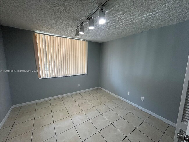Building Photo - 4015 W McNab Rd