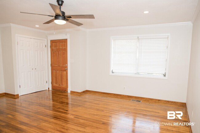 Building Photo - 7099 Pinehill Rd