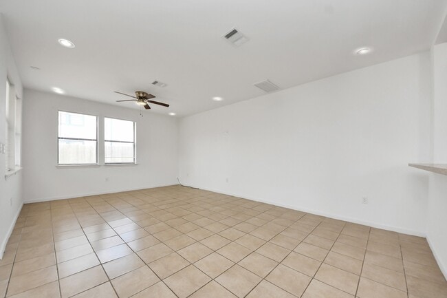 Building Photo - 4335 Oak Ridge Dr