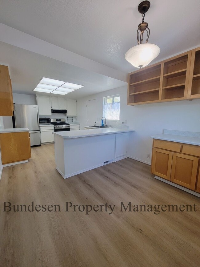 Building Photo - Updated Kitchen + Washer/Dryer Included!