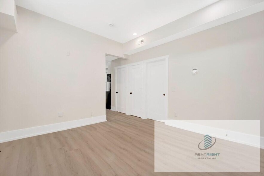 Building Photo - 944 N Damen Ave